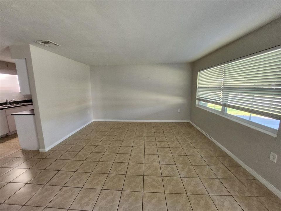 For Rent: $1,350 (3 beds, 1 baths, 900 Square Feet)