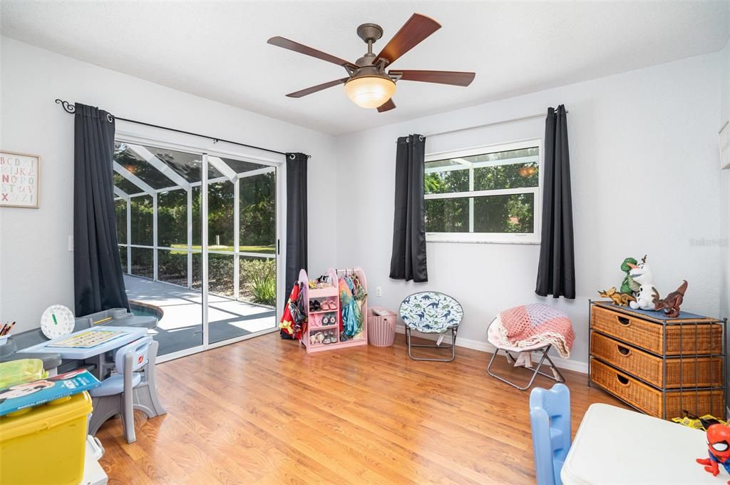 合同活跃: $499,000 (4 贝兹, 3 浴室, 2623 平方英尺)