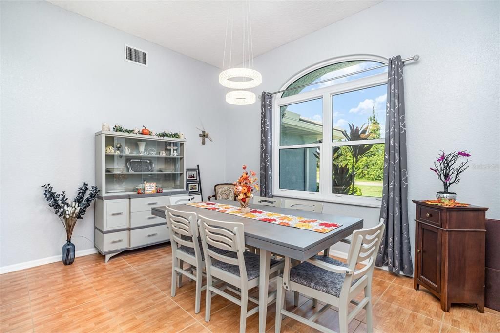 合同活跃: $499,000 (4 贝兹, 3 浴室, 2623 平方英尺)