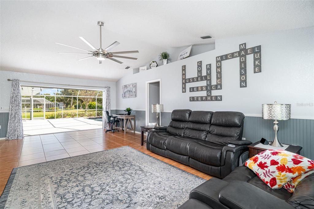 合同活跃: $499,000 (4 贝兹, 3 浴室, 2623 平方英尺)