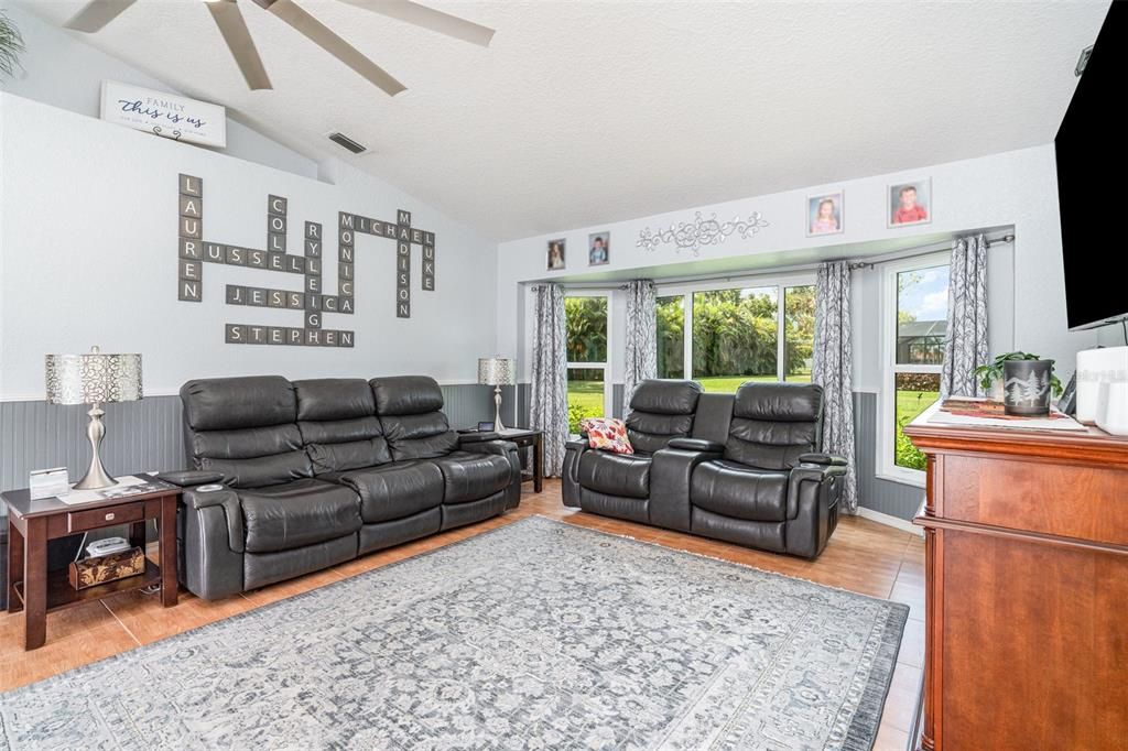 合同活跃: $499,000 (4 贝兹, 3 浴室, 2623 平方英尺)