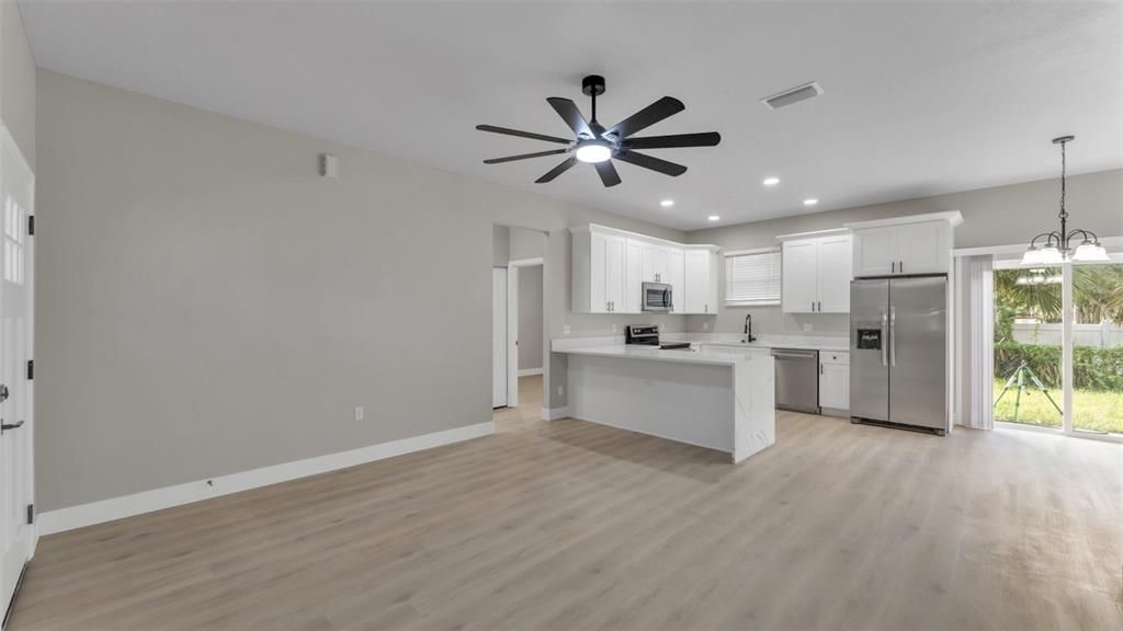 Active With Contract: $285,900 (3 beds, 2 baths, 1214 Square Feet)