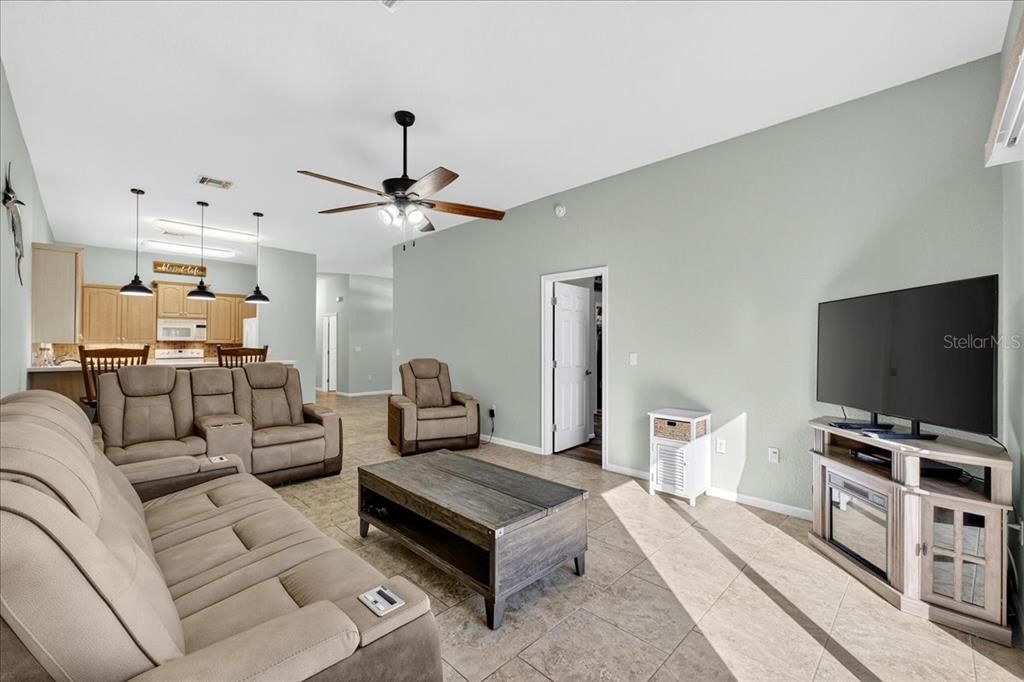 For Sale: $420,000 (2 beds, 2 baths, 1383 Square Feet)