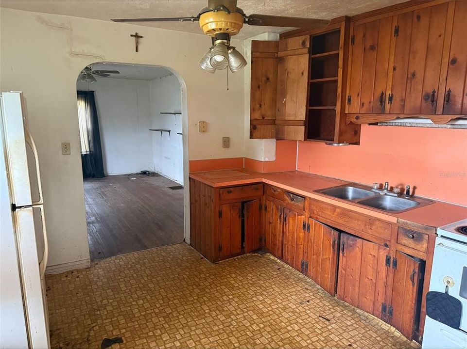 待售: $90,000 (2 贝兹, 1 浴室, 744 平方英尺)