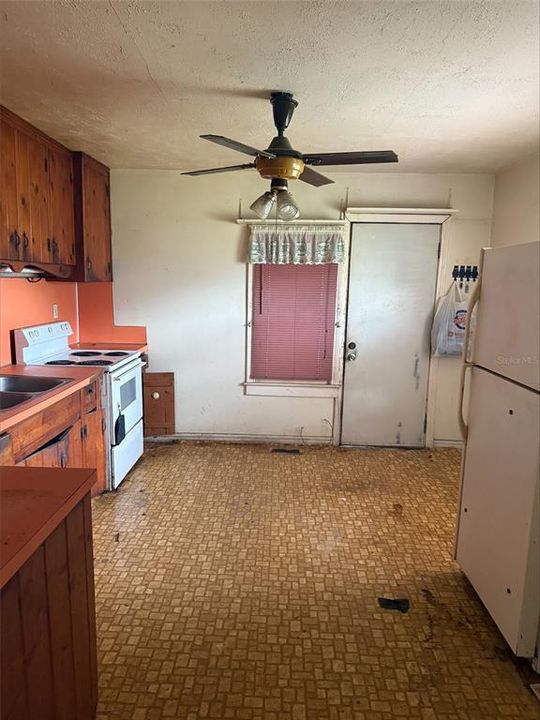 待售: $90,000 (2 贝兹, 1 浴室, 744 平方英尺)