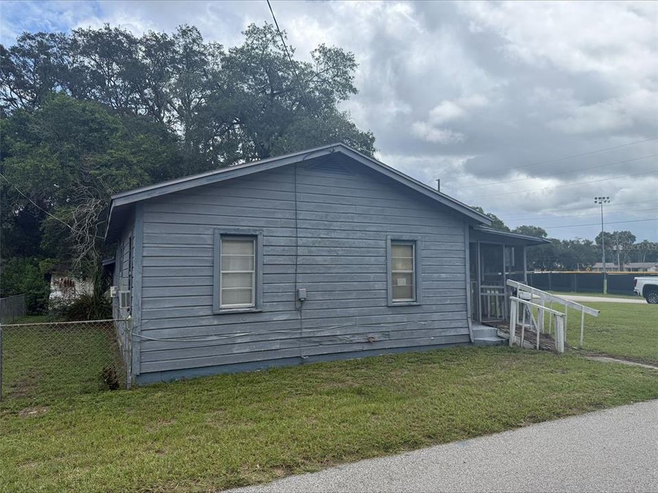 待售: $90,000 (2 贝兹, 1 浴室, 744 平方英尺)