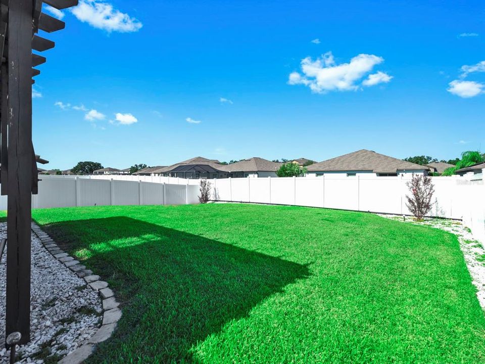 合同活跃: $425,000 (4 贝兹, 2 浴室, 2635 平方英尺)