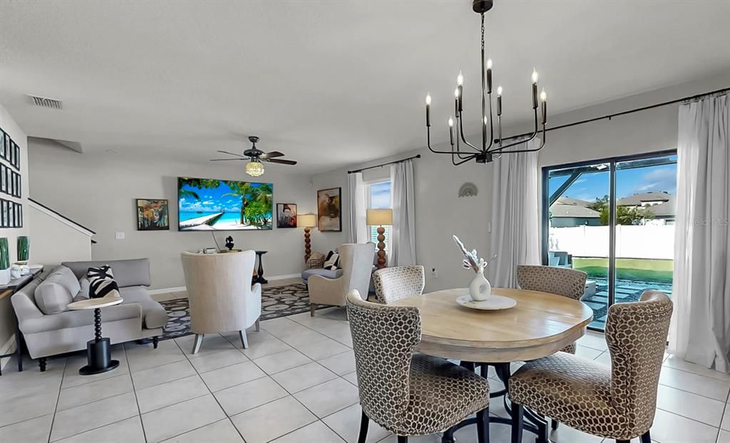 合同活跃: $425,000 (4 贝兹, 2 浴室, 2635 平方英尺)