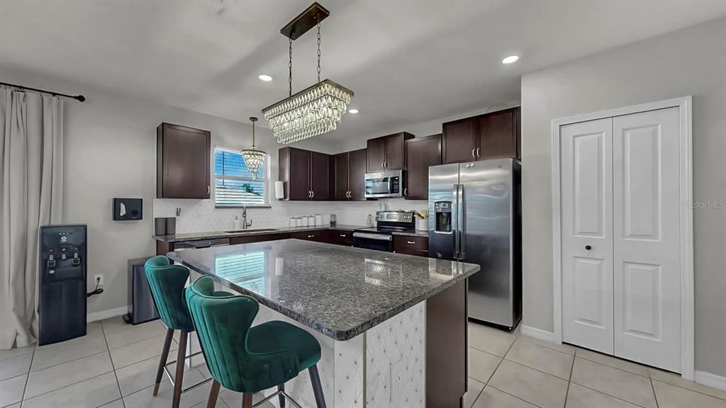 合同活跃: $425,000 (4 贝兹, 2 浴室, 2635 平方英尺)