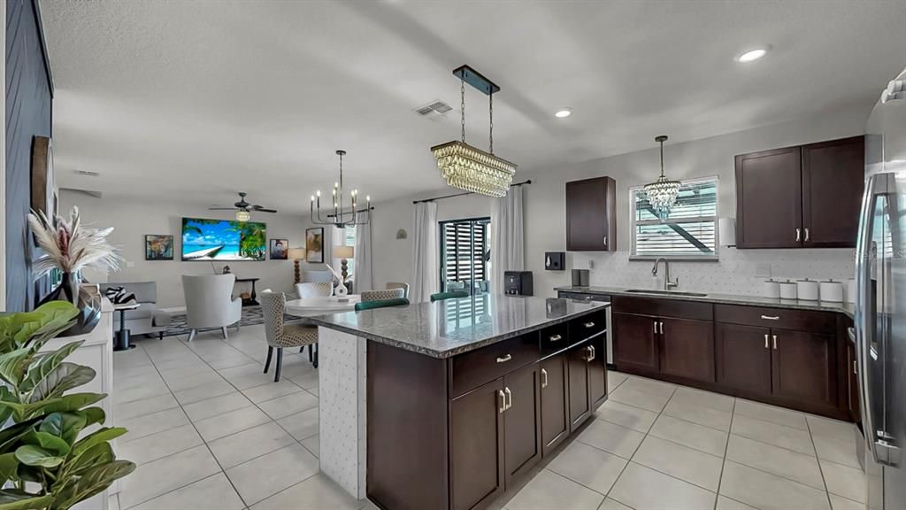 合同活跃: $425,000 (4 贝兹, 2 浴室, 2635 平方英尺)