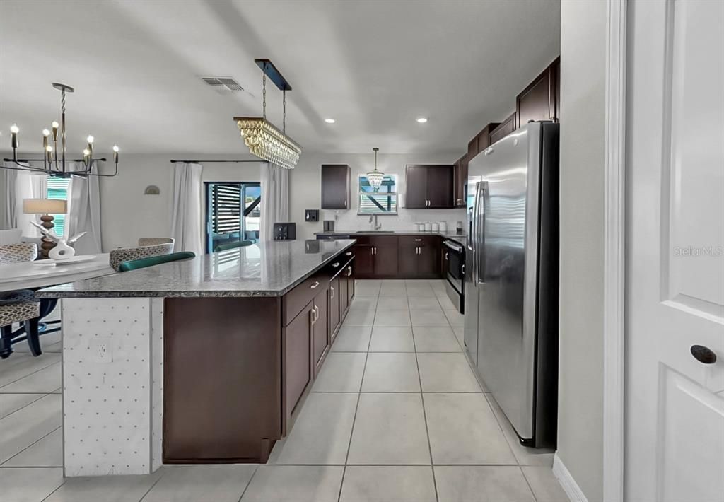 合同活跃: $425,000 (4 贝兹, 2 浴室, 2635 平方英尺)