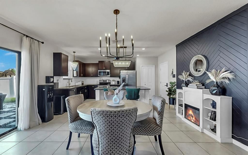 合同活跃: $425,000 (4 贝兹, 2 浴室, 2635 平方英尺)