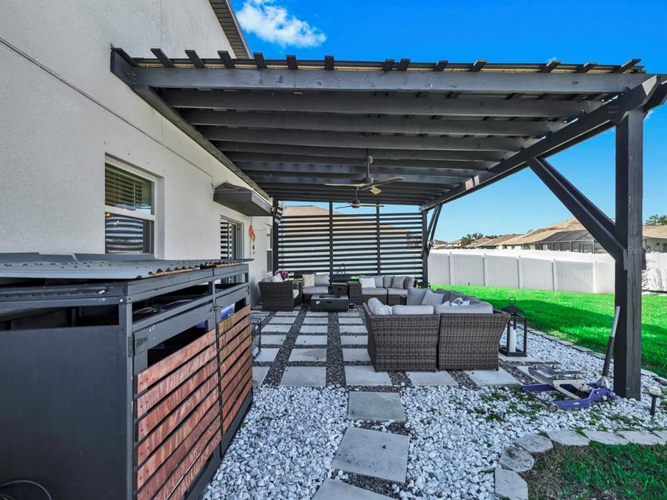 合同活跃: $425,000 (4 贝兹, 2 浴室, 2635 平方英尺)