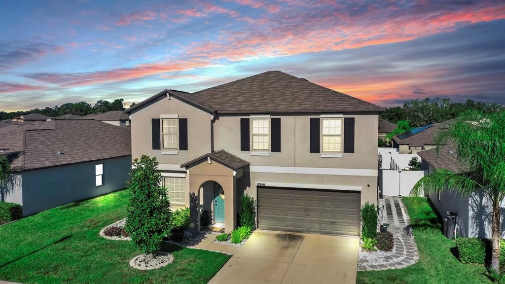 合同活跃: $425,000 (4 贝兹, 2 浴室, 2635 平方英尺)