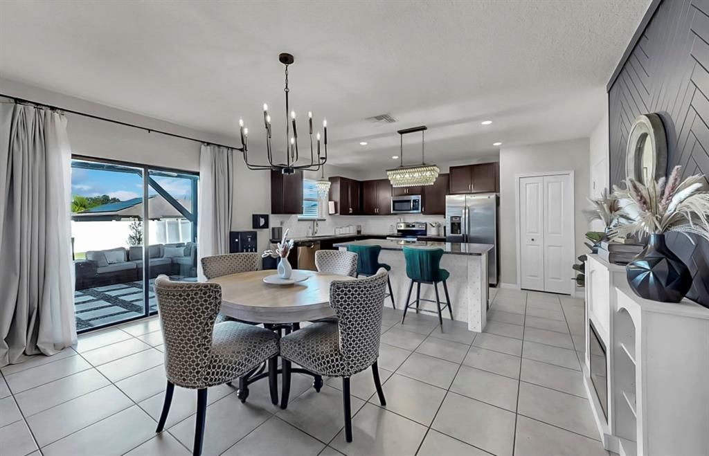 合同活跃: $425,000 (4 贝兹, 2 浴室, 2635 平方英尺)