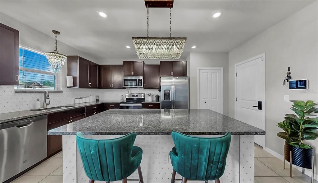 合同活跃: $425,000 (4 贝兹, 2 浴室, 2635 平方英尺)