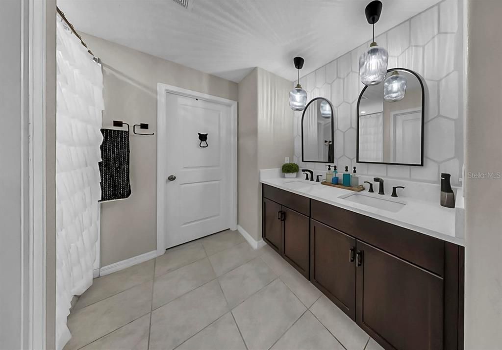 合同活跃: $425,000 (4 贝兹, 2 浴室, 2635 平方英尺)