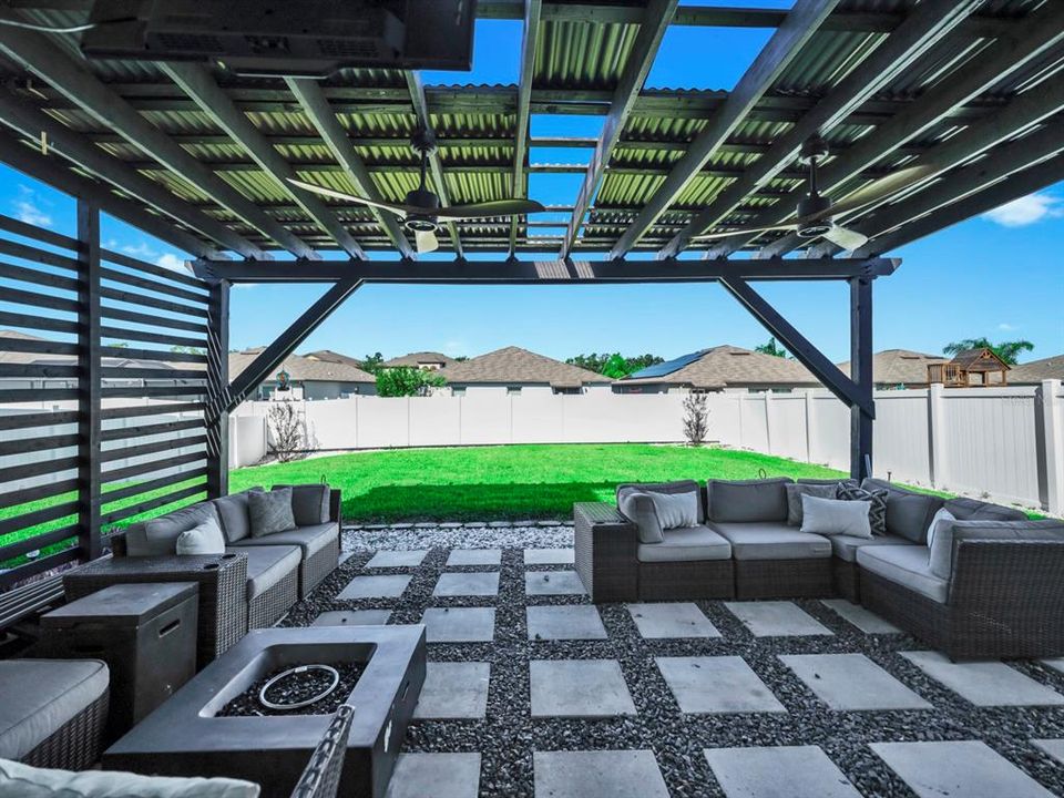 合同活跃: $425,000 (4 贝兹, 2 浴室, 2635 平方英尺)