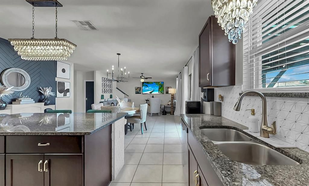 合同活跃: $425,000 (4 贝兹, 2 浴室, 2635 平方英尺)