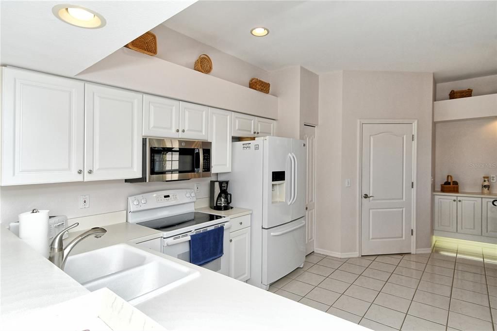 For Sale: $380,000 (2 beds, 2 baths, 1572 Square Feet)