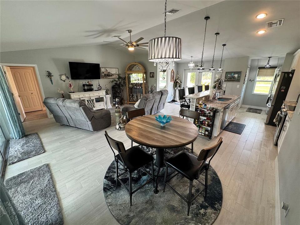 待售: $323,750 (2 贝兹, 2 浴室, 1400 平方英尺)