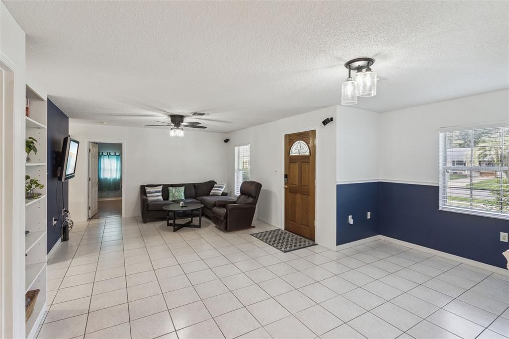 Под контрактом: $350,000 (3 спален, 2 ванн, 1258 Квадратных фут)