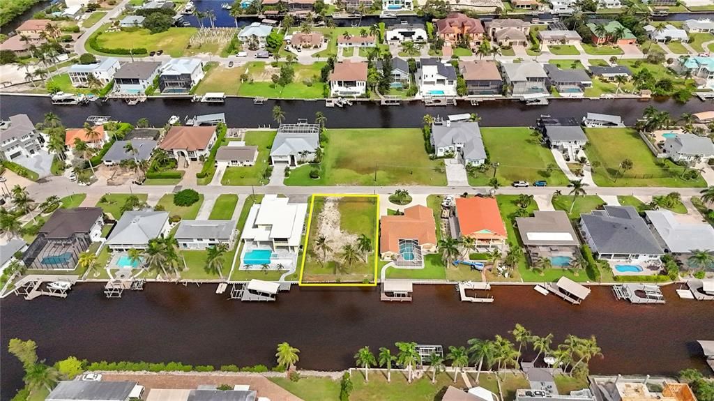 待售: $899,000 (0.23 acres)