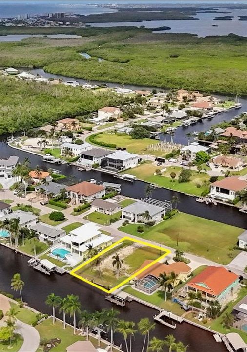 待售: $899,000 (0.23 acres)