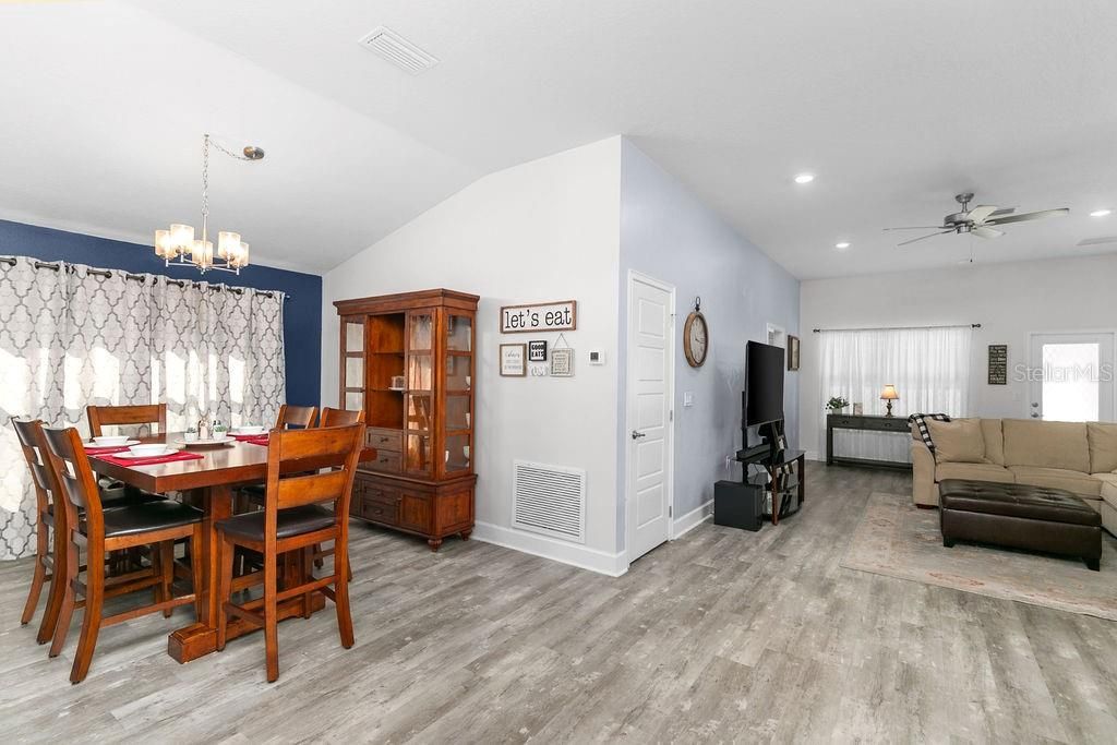 For Sale: $379,900 (4 beds, 2 baths, 1828 Square Feet)