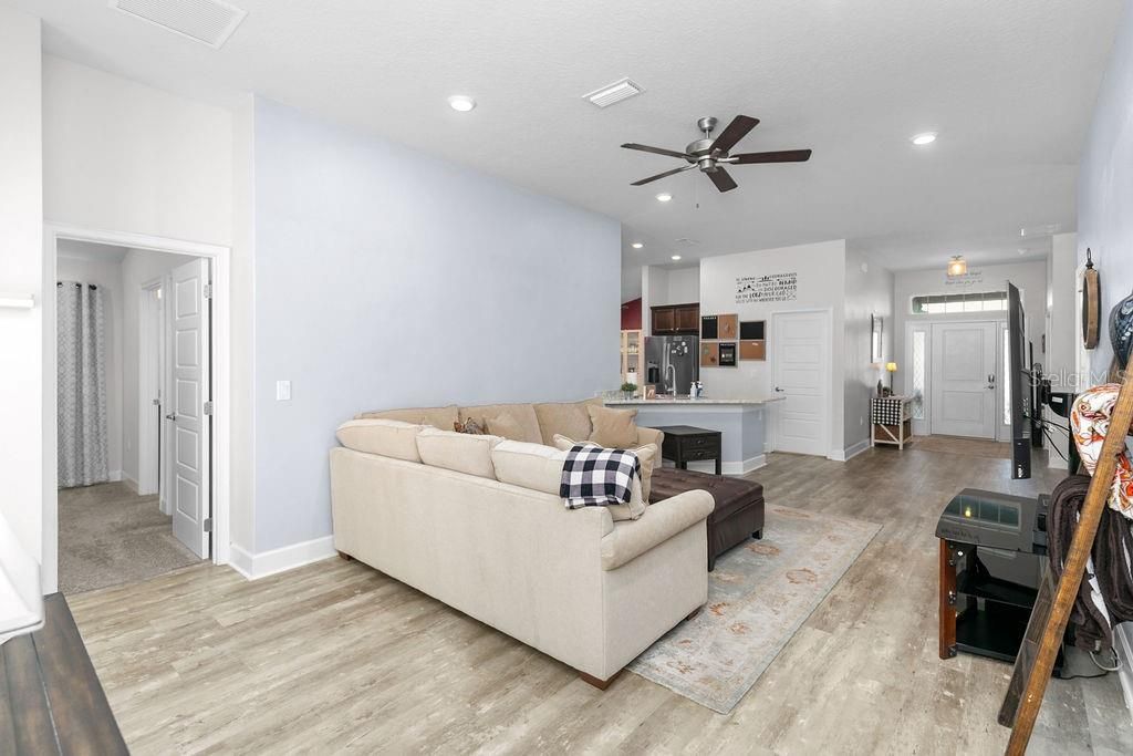 For Sale: $379,900 (4 beds, 2 baths, 1828 Square Feet)