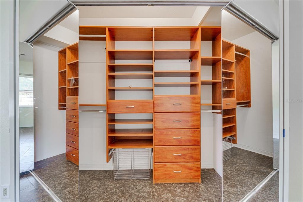 合同活跃: $1,599,999 (3 贝兹, 2 浴室, 2889 平方英尺)