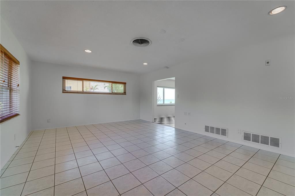 合同活跃: $1,599,999 (3 贝兹, 2 浴室, 2889 平方英尺)