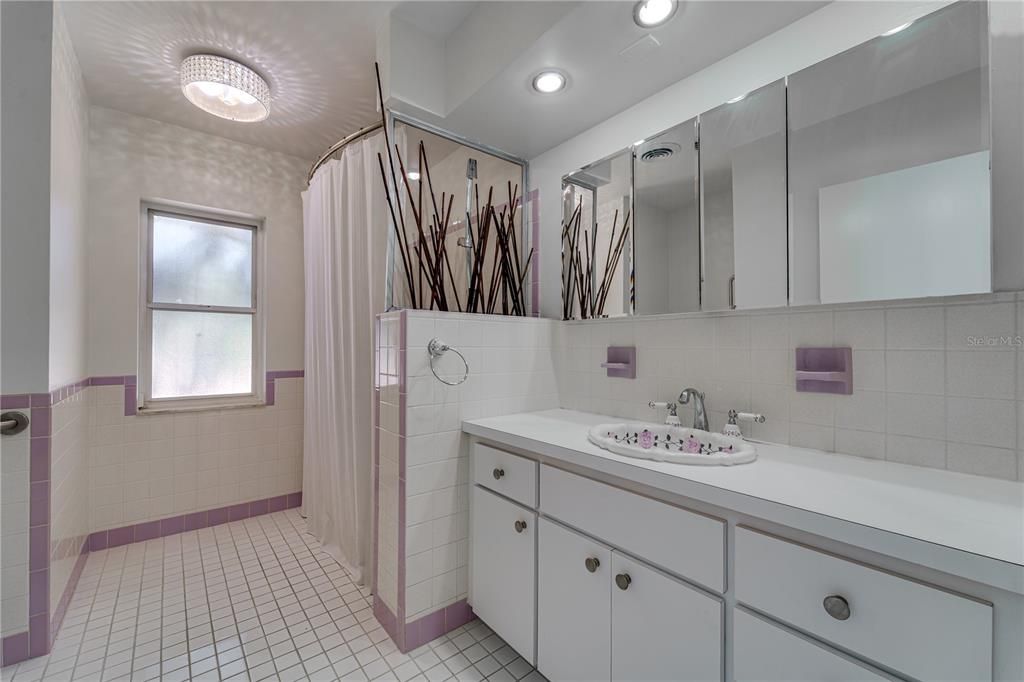 合同活跃: $1,599,999 (3 贝兹, 2 浴室, 2889 平方英尺)