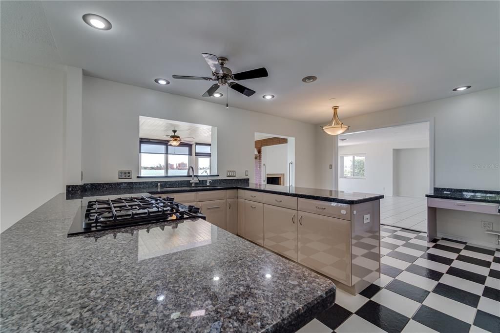 合同活跃: $1,599,999 (3 贝兹, 2 浴室, 2889 平方英尺)