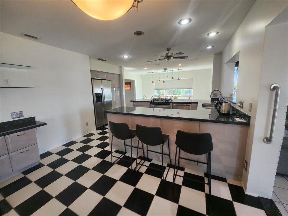 合同活跃: $1,599,999 (3 贝兹, 2 浴室, 2889 平方英尺)