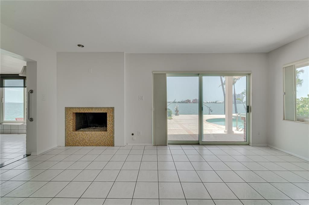 合同活跃: $1,599,999 (3 贝兹, 2 浴室, 2889 平方英尺)