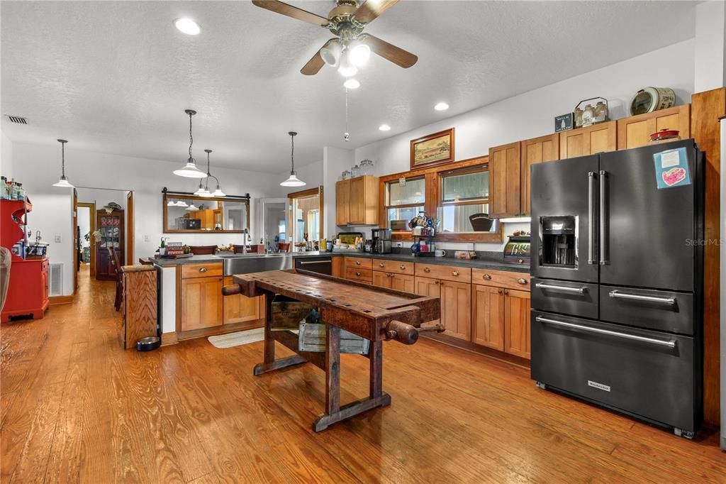 For Sale: $1,550,000 (3 beds, 2 baths, 2776 Square Feet)