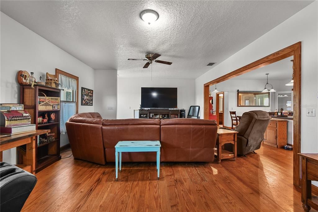 For Sale: $1,550,000 (3 beds, 2 baths, 2776 Square Feet)