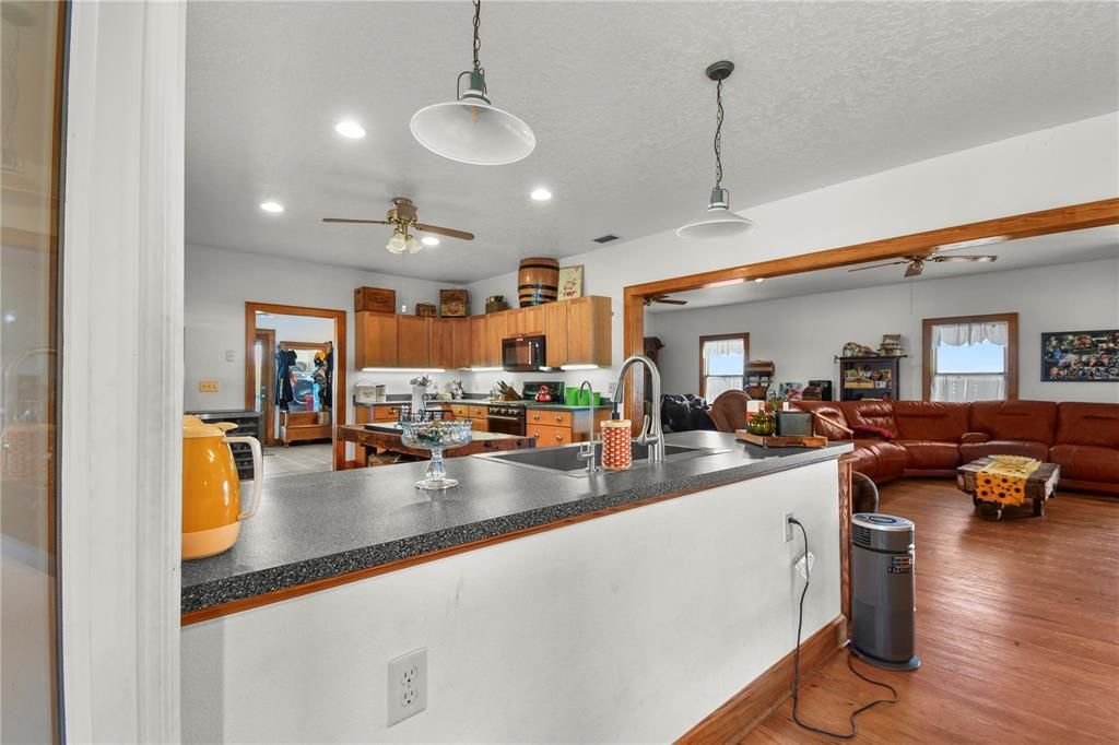 For Sale: $1,550,000 (3 beds, 2 baths, 2776 Square Feet)