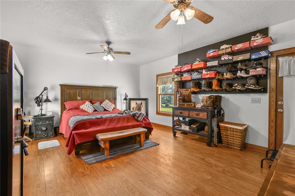 For Sale: $1,550,000 (3 beds, 2 baths, 2776 Square Feet)