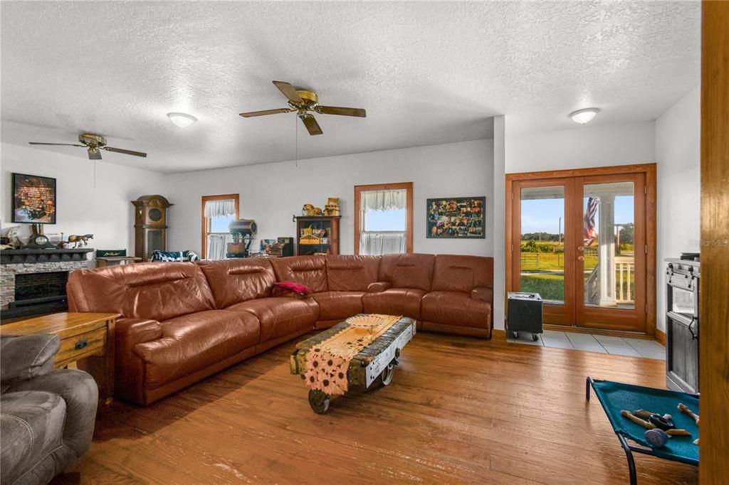 For Sale: $1,550,000 (3 beds, 2 baths, 2776 Square Feet)