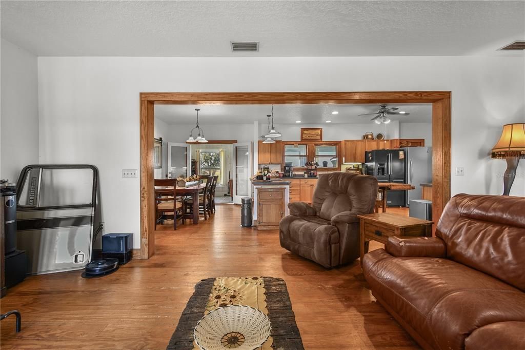 For Sale: $1,550,000 (3 beds, 2 baths, 2776 Square Feet)