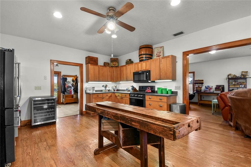 For Sale: $1,550,000 (3 beds, 2 baths, 2776 Square Feet)