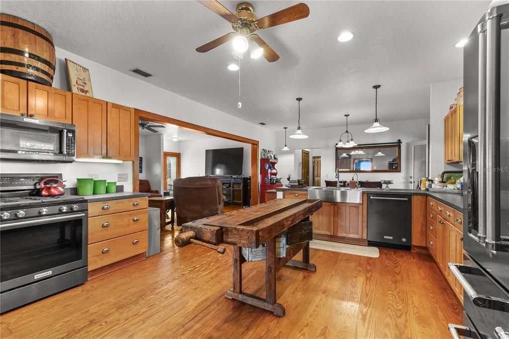 For Sale: $1,550,000 (3 beds, 2 baths, 2776 Square Feet)