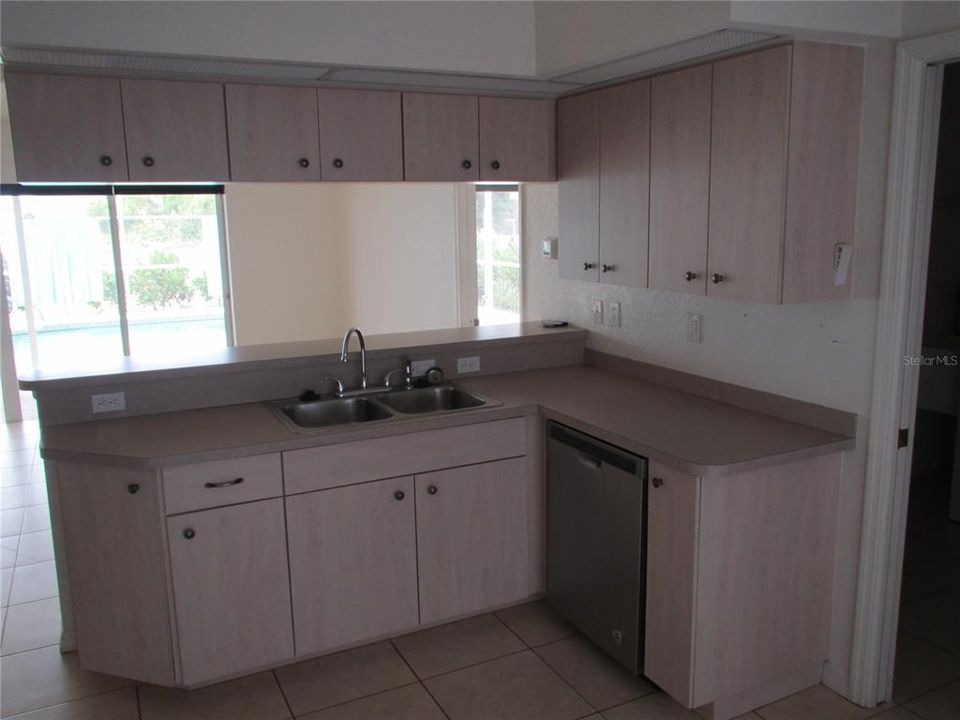 For Rent: $2,400 (3 beds, 2 baths, 1408 Square Feet)