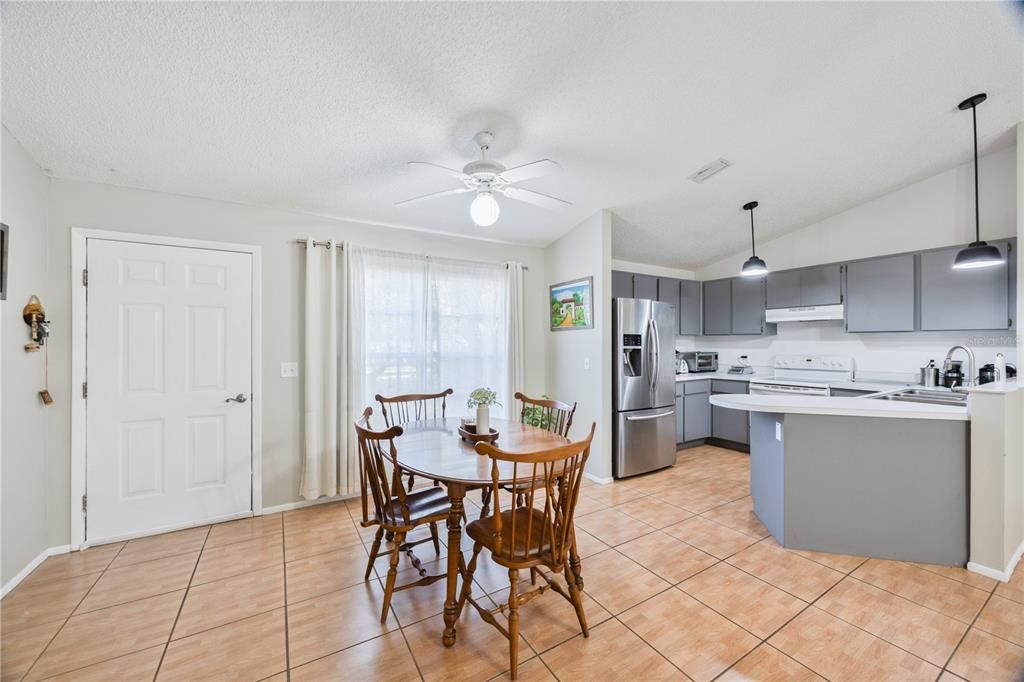 Active With Contract: $410,000 (3 beds, 2 baths, 1270 Square Feet)