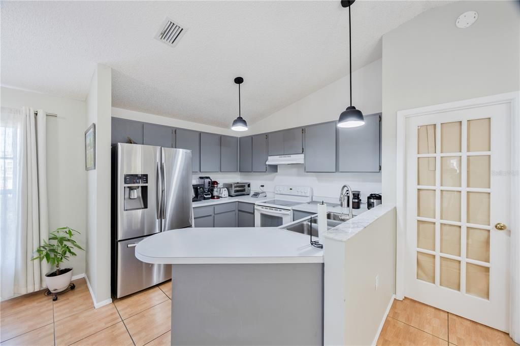 Active With Contract: $410,000 (3 beds, 2 baths, 1270 Square Feet)