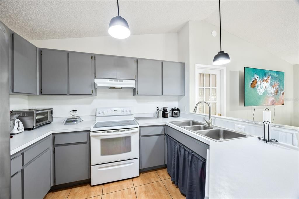 Active With Contract: $410,000 (3 beds, 2 baths, 1270 Square Feet)