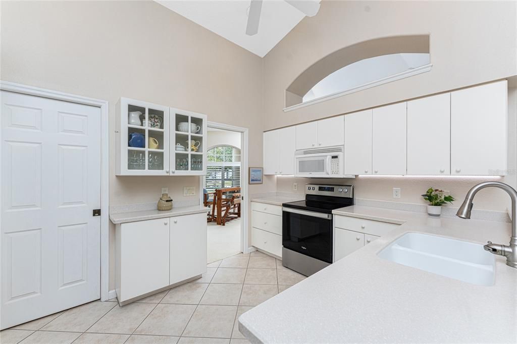 Active With Contract: $400,000 (3 beds, 2 baths, 1910 Square Feet)