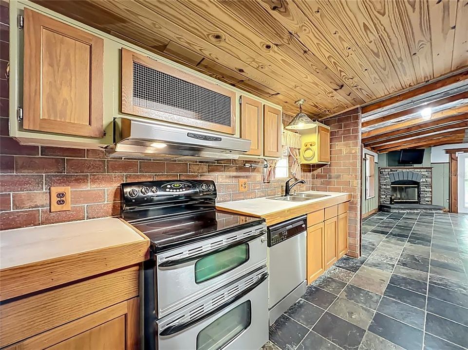 Под контрактом: $485,000 (3 спален, 2 ванн, 1512 Квадратных фут)